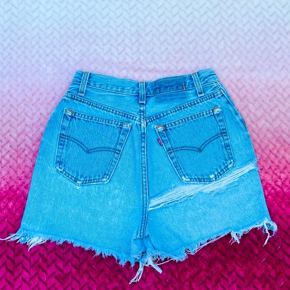🌸High waisted 501 Levi’s jean shorts - Picture 3 of 6